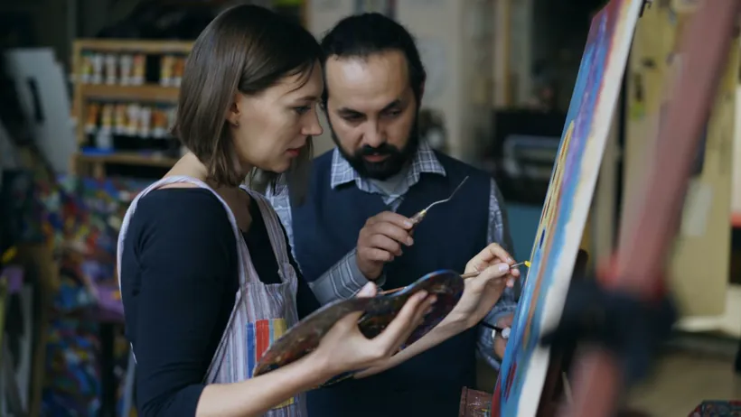Küçük bir grup sanat atölyesinde birlikte resim çalışıyor